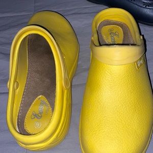 yellow croc-like platform clogs slip on slides - size 6 youth / 8 , 7.5 women